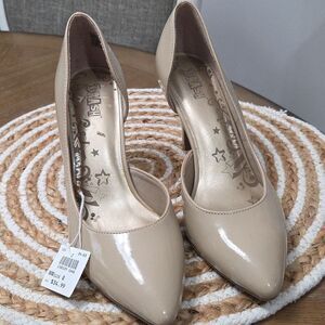 Brash Beige  Womans Heels Size 8, Nwt